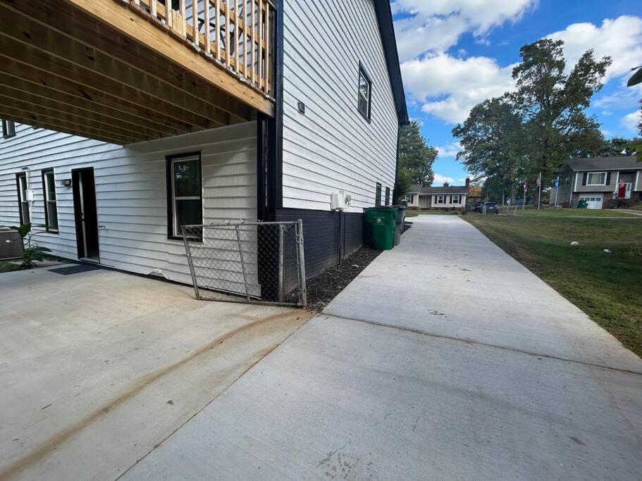 Comfy Lower Lvl Apt With Jetted Tub Near Uptown And Unc Шарлът Екстериор снимка