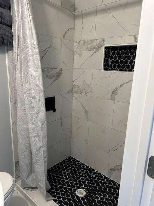 Comfy Lower Lvl Apt With Jetted Tub Near Uptown And Unc Шарлът Екстериор снимка