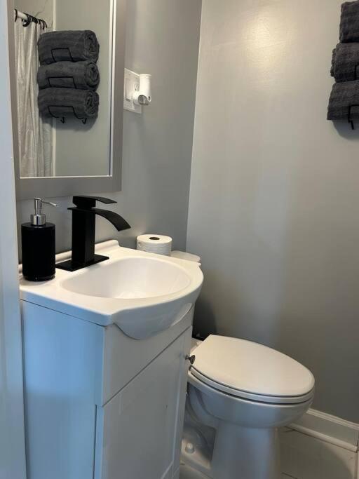 Comfy Lower Lvl Apt With Jetted Tub Near Uptown And Unc Шарлът Екстериор снимка
