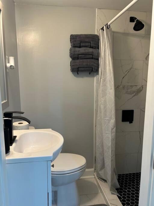 Comfy Lower Lvl Apt With Jetted Tub Near Uptown And Unc Шарлът Екстериор снимка