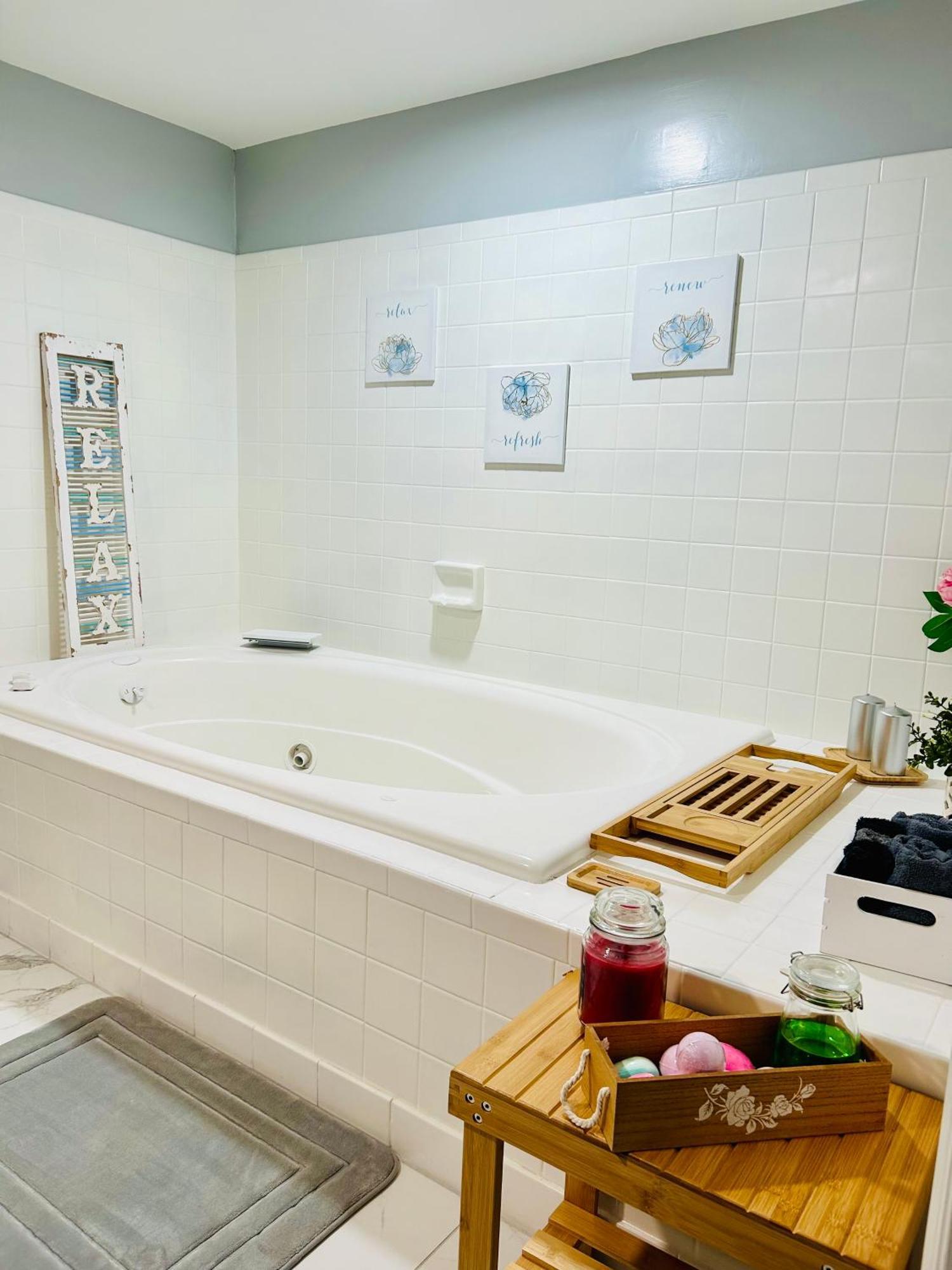 Comfy Lower Lvl Apt With Jetted Tub Near Uptown And Unc Шарлът Екстериор снимка