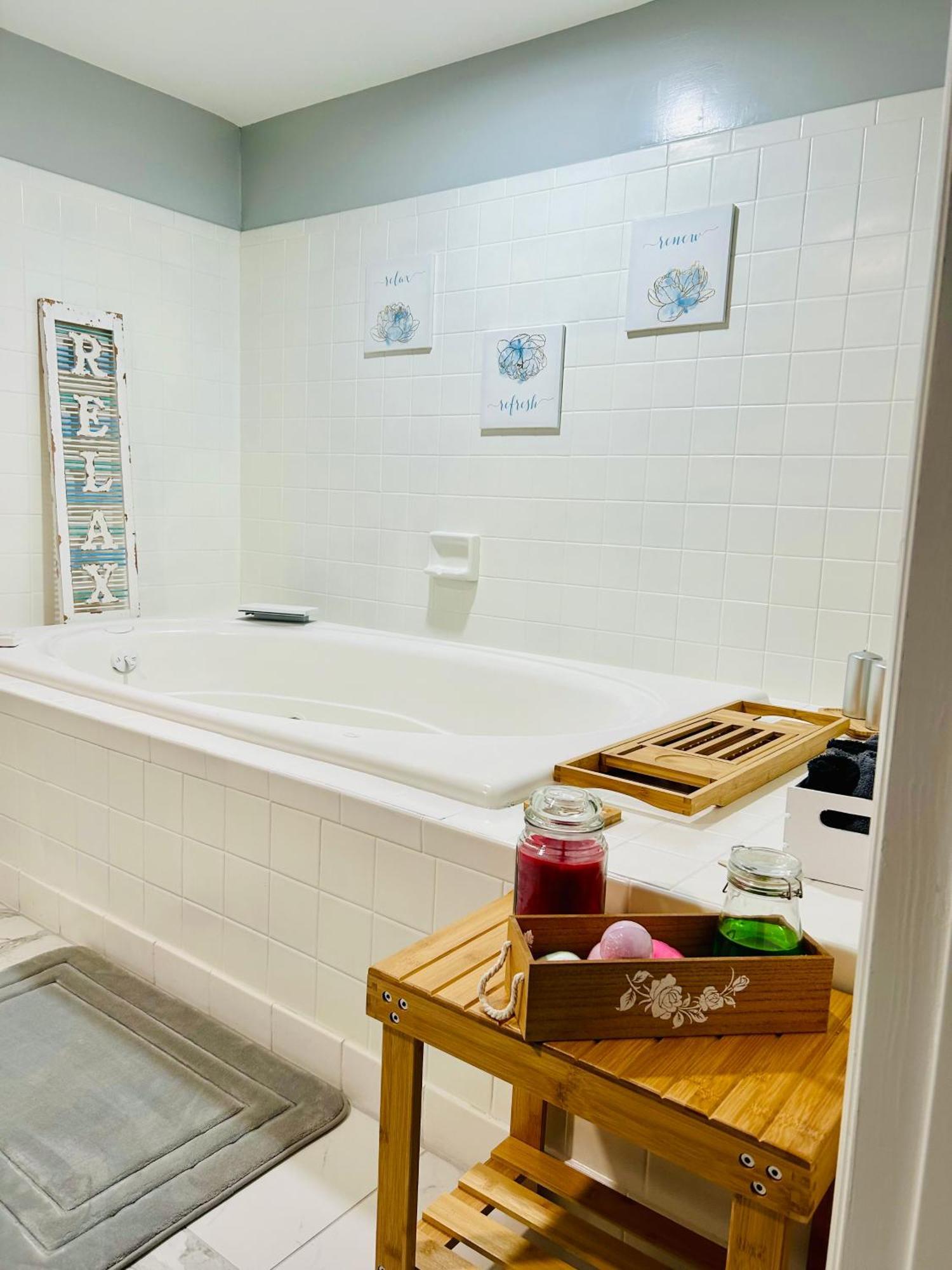 Comfy Lower Lvl Apt With Jetted Tub Near Uptown And Unc Шарлът Екстериор снимка