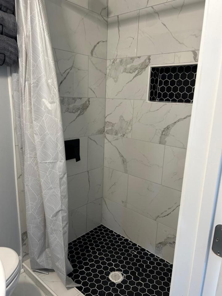 Comfy Lower Lvl Apt With Jetted Tub Near Uptown And Unc Шарлът Екстериор снимка