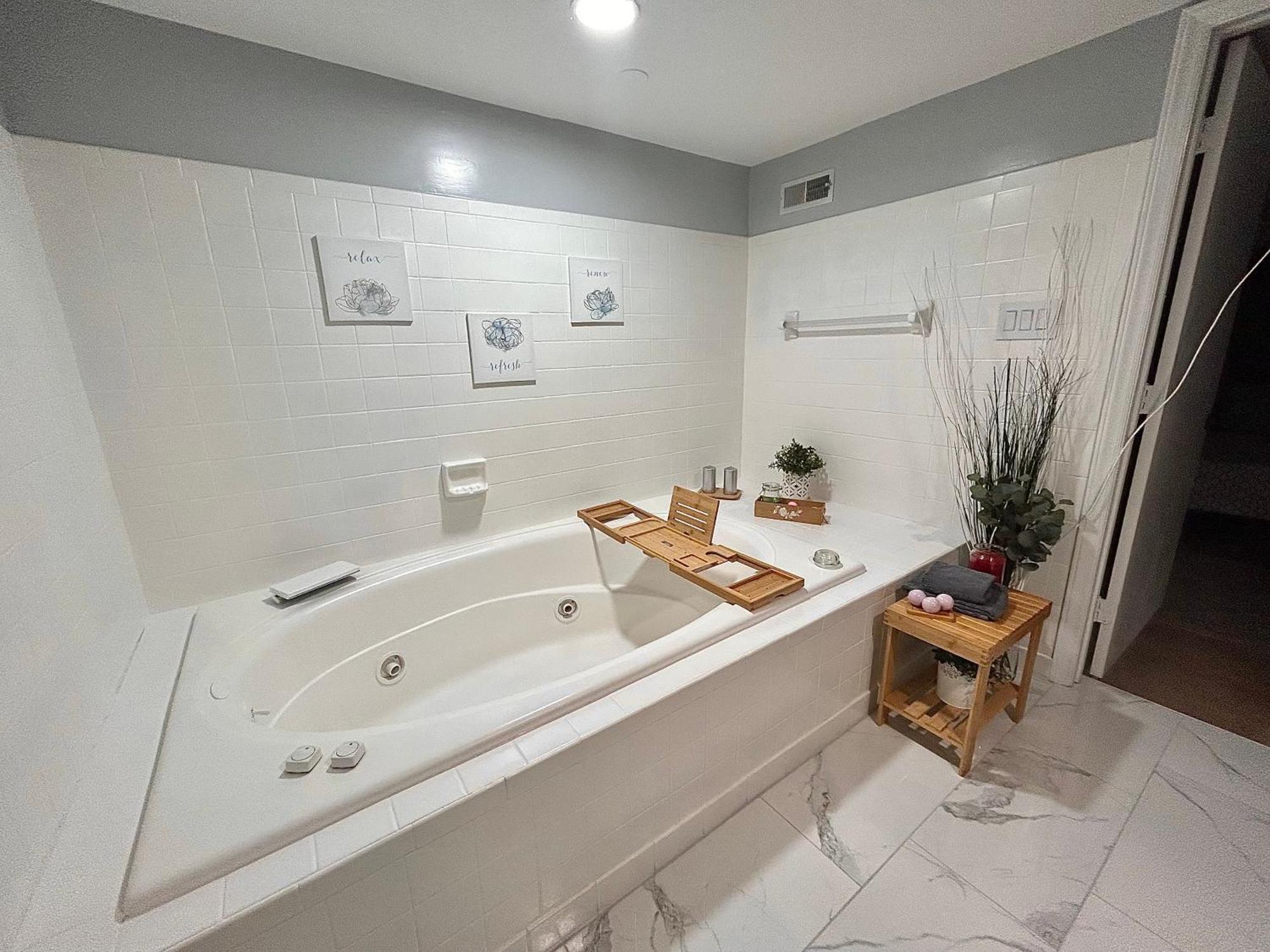 Comfy Lower Lvl Apt With Jetted Tub Near Uptown And Unc Шарлът Екстериор снимка